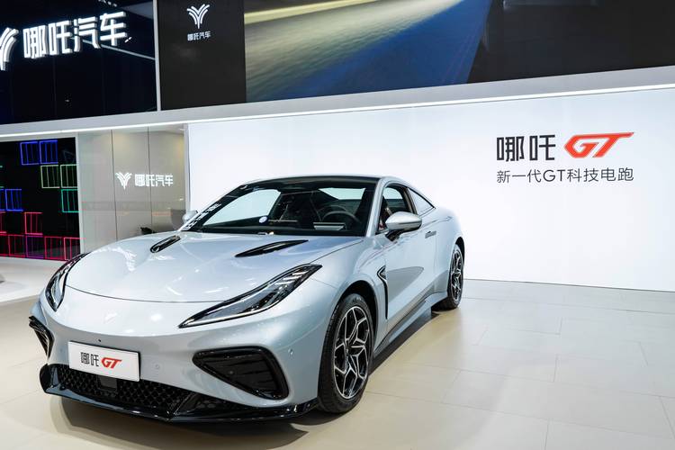 重庆21哪吒汽车在智能汽车领域的表现，领途汽车在新能源汽车市场中的影响力